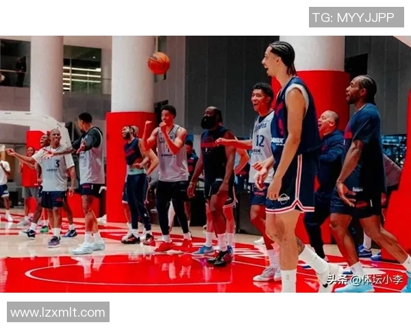 快船训练照曝光全员笑容满面新赛季即将开启士气高涨